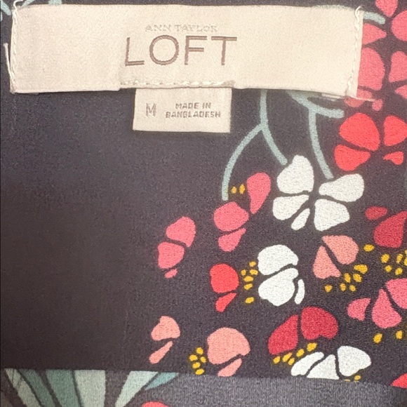 LOFT Vibrant Floral navy blue blouse button up front size medium length‎ 27 in. - Picture 3 of 4
